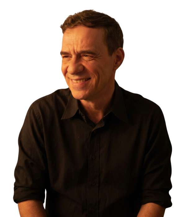 Kyko Garcia sorrindo, de camisa preta